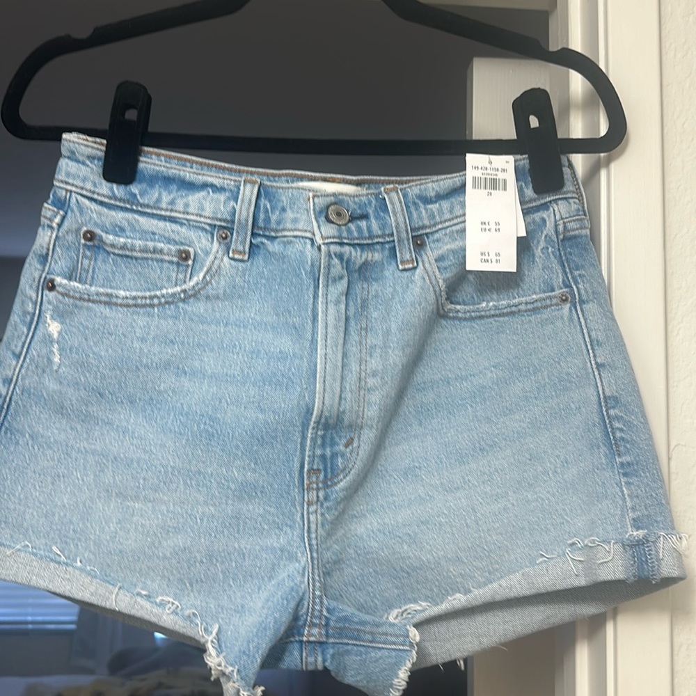 Abercrombie & Fitch “The Mom Short High Rise”